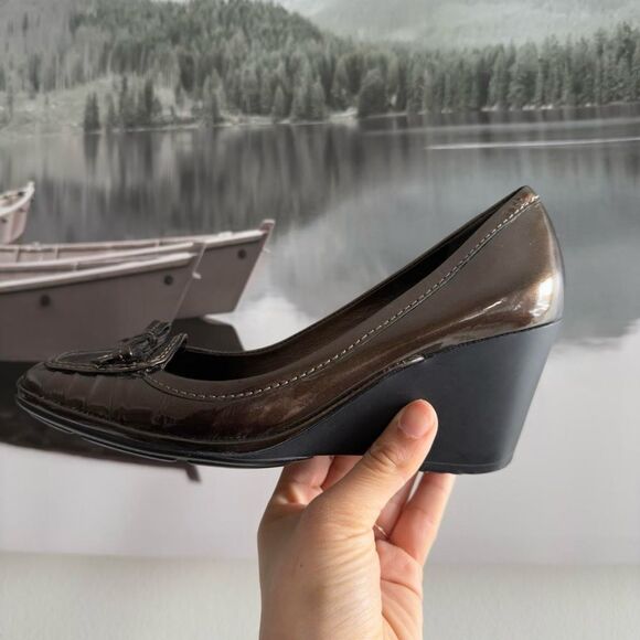 Adorable Y2k Bow wedge pump heels with glossy finish by Geox Respira - Picture 5 of 8